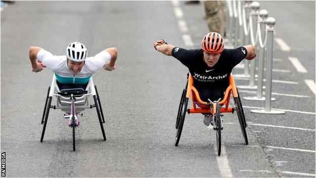 Eden Rainbow-Cooper verdrängt Samantha Kinghorn und gewinnt das Rollstuhlrennen der Frauen beim Great North Run