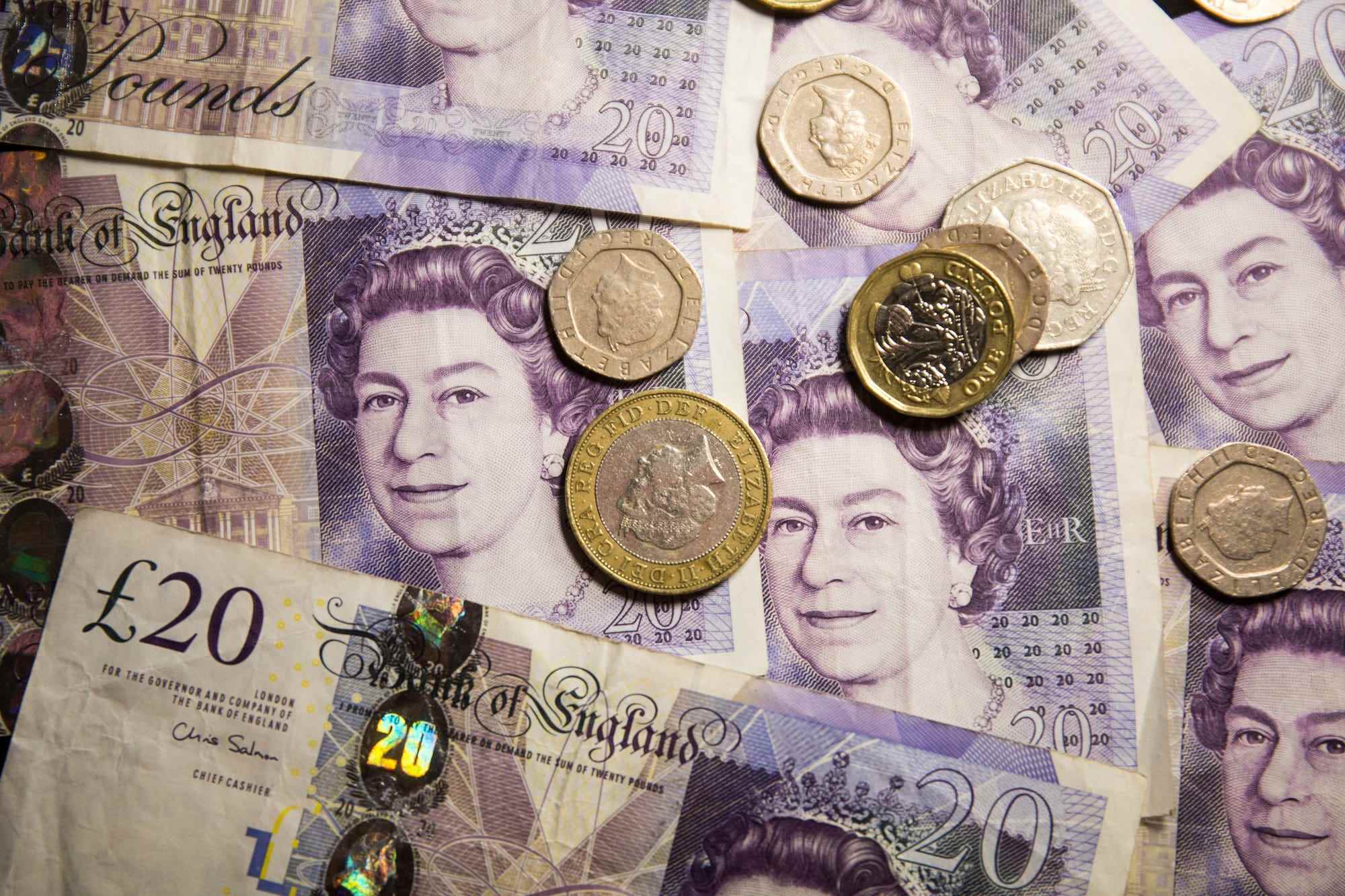 Britische Banknoten und Münzen mit dem Porträt der Königin.