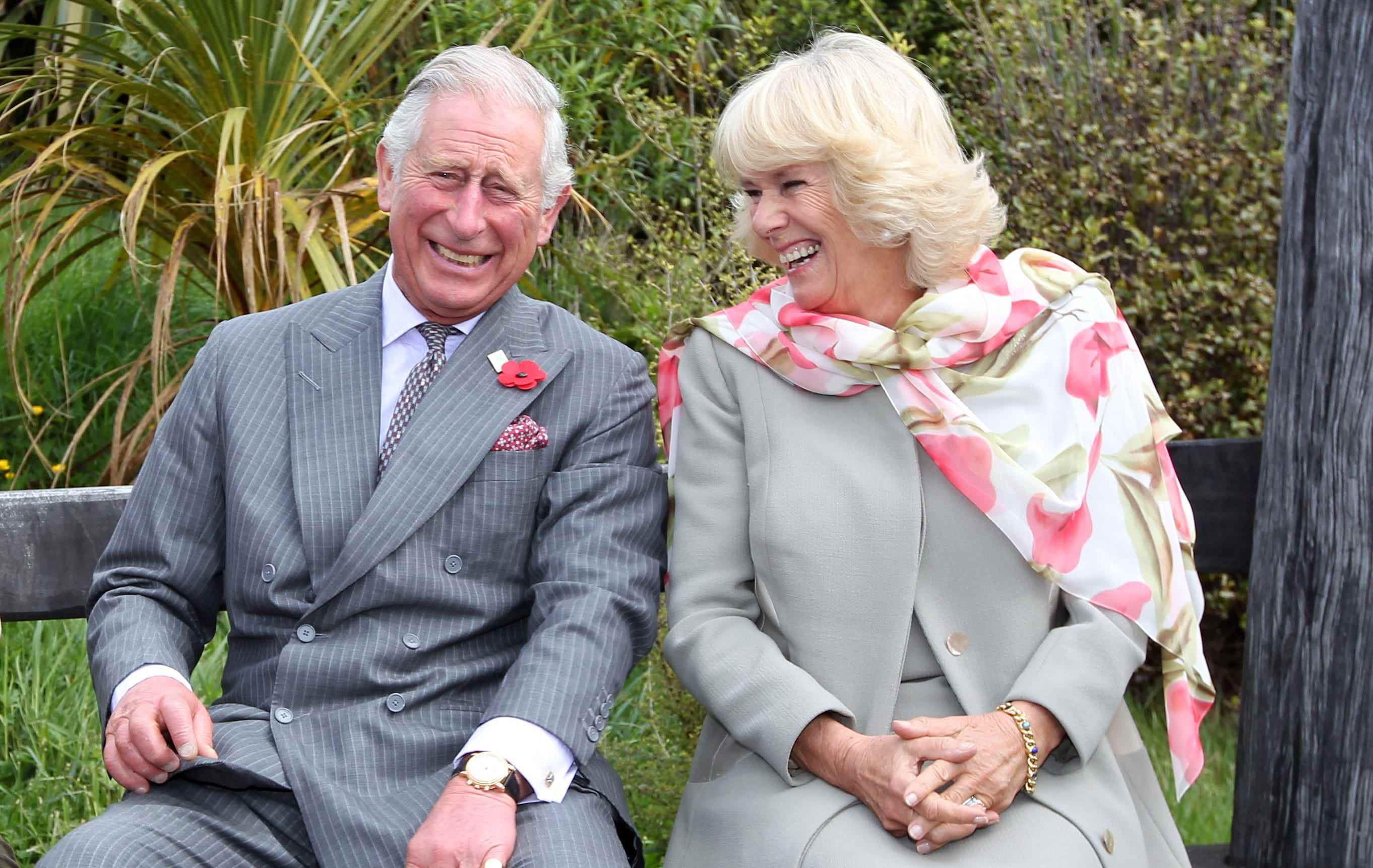 Prinz Charles, Prinz von Wales, und Camilla, Herzogin von Cornwall, lachen weiter, nachdem eine Blasenbiene bei ihrem Besuch im Orokonui Ecosanctuary am 5. November 2015 in Dunedin, Neuseeland, Gefallen an Prinz Charles fand.  Das Königspaar befindet sich auf einer 12-tägigen Tour, die sieben Regionen in Neuseeland und drei Bundesstaaten und ein Territorium in Australien besucht.