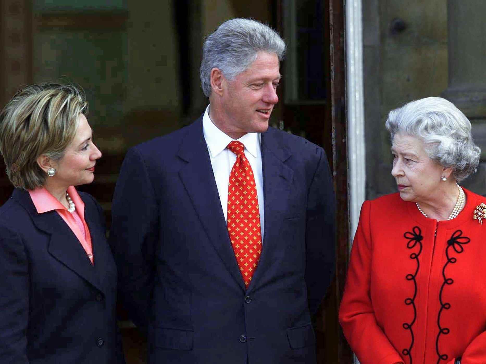 US-Präsident Bill Clinton (C) und seine Frau Hillary (L) treffen sich am 14. Dezember 2000 im Buckingham Palace in London zu einem Gespräch mit der britischen Königin Elizabeth II.