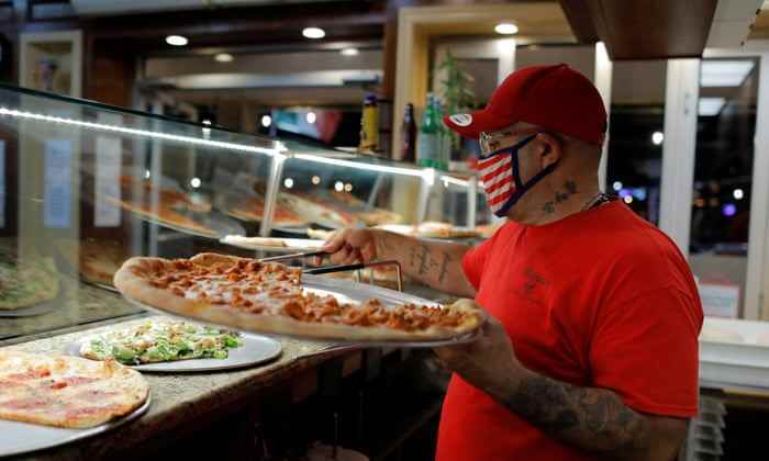Sal Finocchiaro bereitet Pizza im Palermo Pizzeria and Restaurant auf Staten Island in New York zu, dessen Miteigentümer er ist.