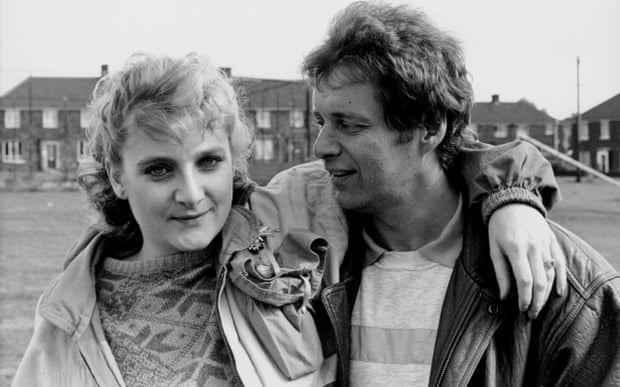 Lesley Sharp und George Costigan in Alan Clarkes realistischer Darstellung des Arbeiterlebens in Yorkshire im Film Rita, Sue and Bob Too von 1987.