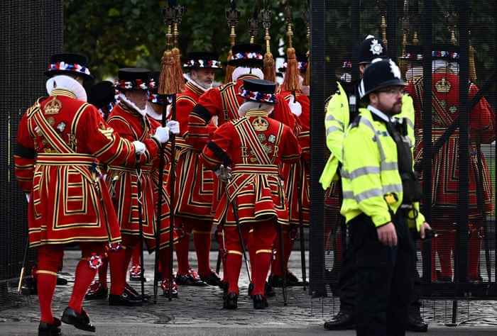 Yeomen of the Guard Ankunft im Palace of Westminster, vor der Präsentation der Kondolenzadressen beider Parlamentskammern an den König.