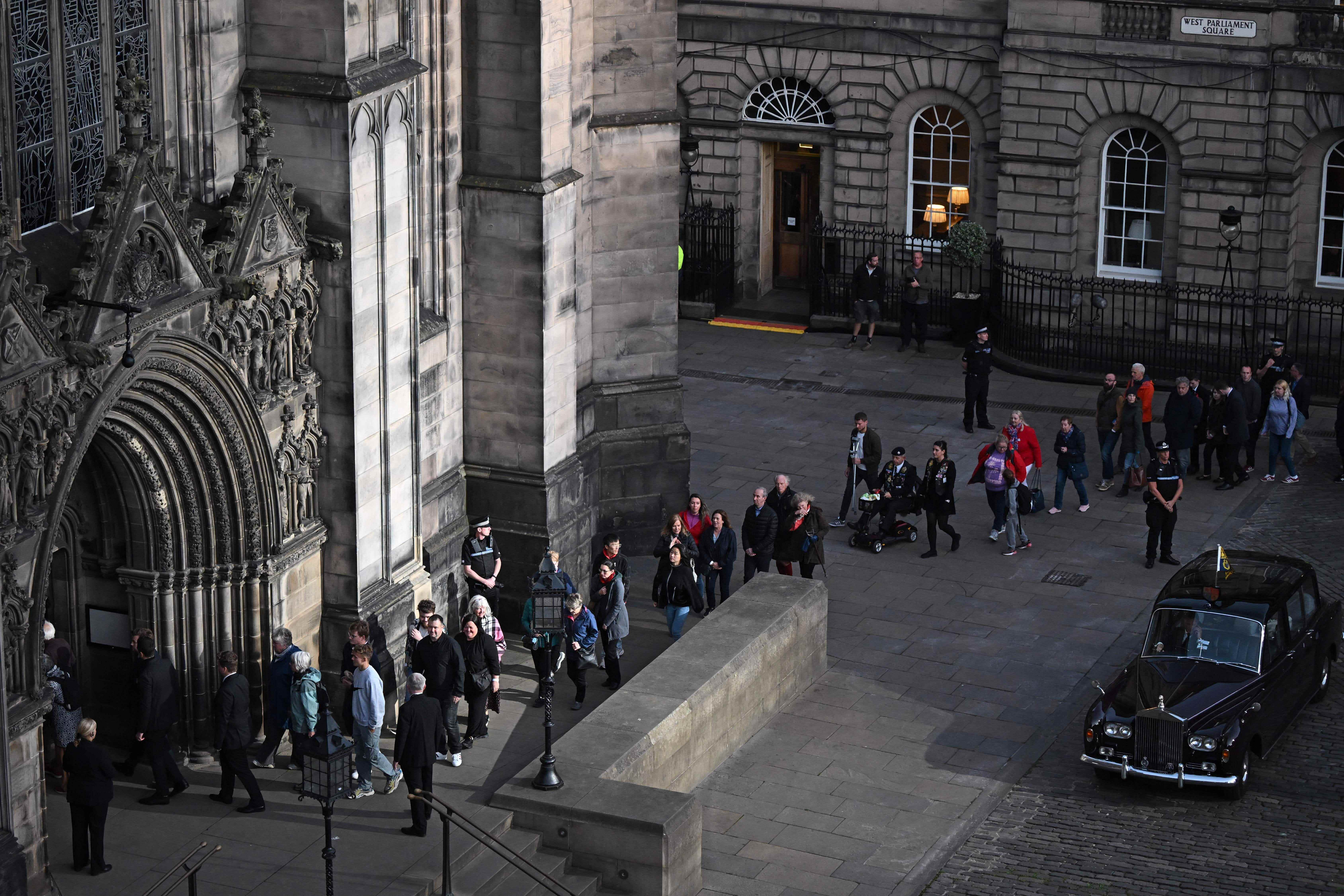 Mitglieder der Öffentlichkeit warten darauf, die St. Giles' Cathedral zu betreten, um der verstorbenen Königin Elizabeth II. am 12. September 2022 ihre Aufwartung zu machen.