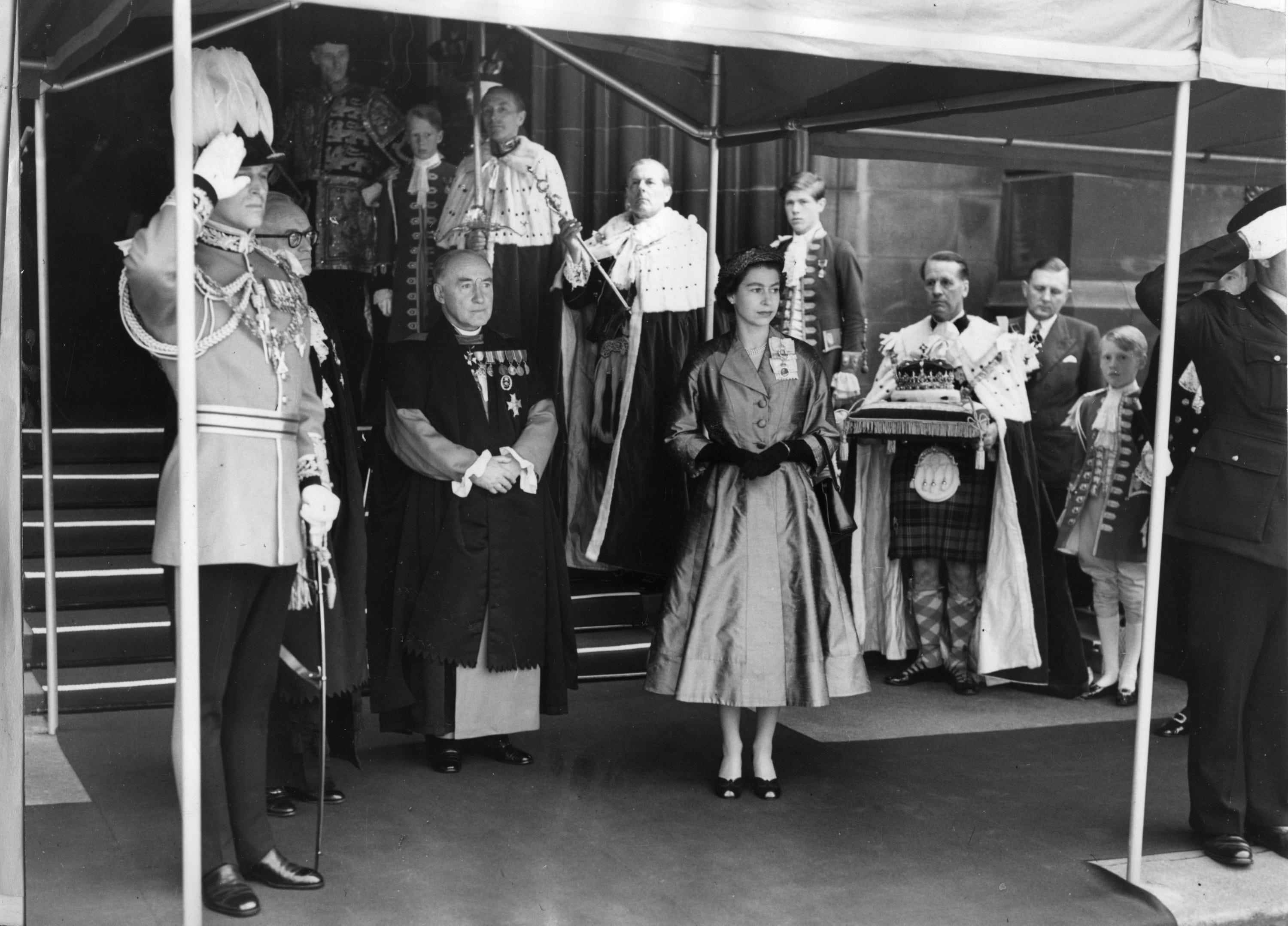 Königin Elizabeth II. trifft am 24. Juni 1953 zum Scottish National Service of Thanksgiving and Dedication in der St. Giles' Cathedral ein.