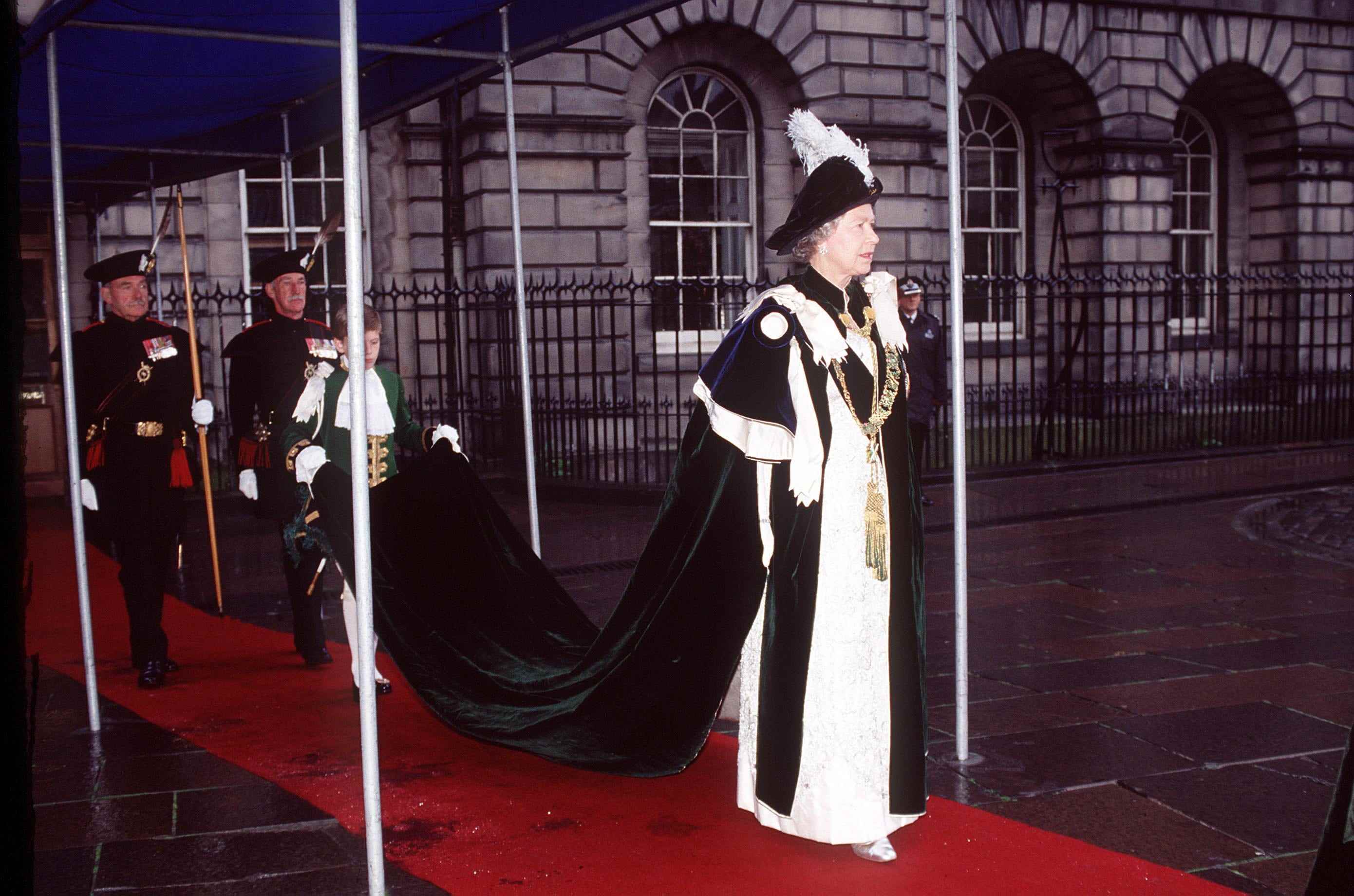 Königin Elizabeth II. bei einem Gottesdienst zur Installation eines Distelritters in der St. Giles' Cathedral am 1. Juli 1994.