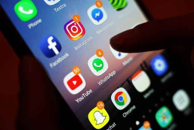 Ein Telefonbildschirm leuchtete mit Social-Media-Benachrichtigungen auf