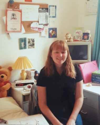 Nach der Operation … Nicola Sharp-Jeffs, 19 Jahre alt, 1997, als sie eine Rückenorthese trug.