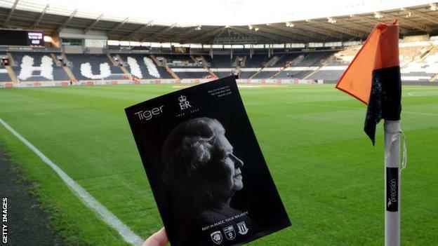 Königin Elizabeth II. auf dem Cover des Hull City-Programms für ihr Spiel mit Stoke City