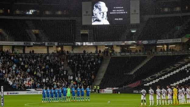 Ein Bild von Königin Elizabeth II. auf der großen Leinwand vor dem Spiel von MK Dons gegen die Bolton Wanderers