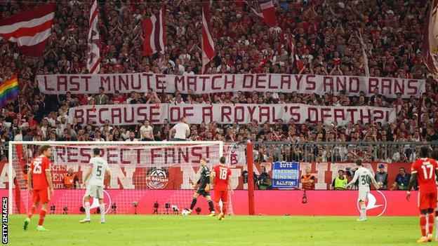 Bayern-München-Fans halten Transparente, in denen sie die Behörden auffordern, die Fans zu respektieren, nachdem die Spiele in Großbritannien wegen des Todes von Königin Elizabeth II