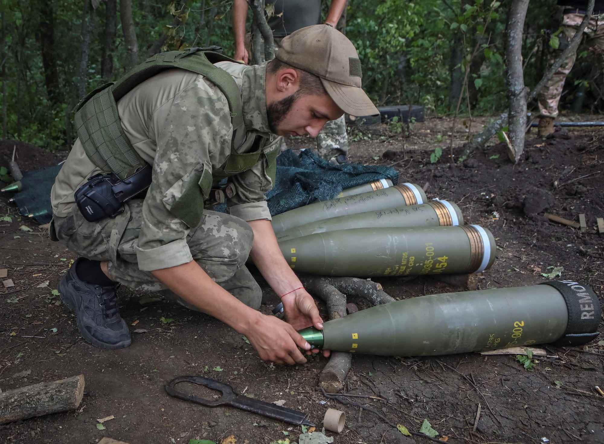 Ukraine M777 Haubitze schießt Munition