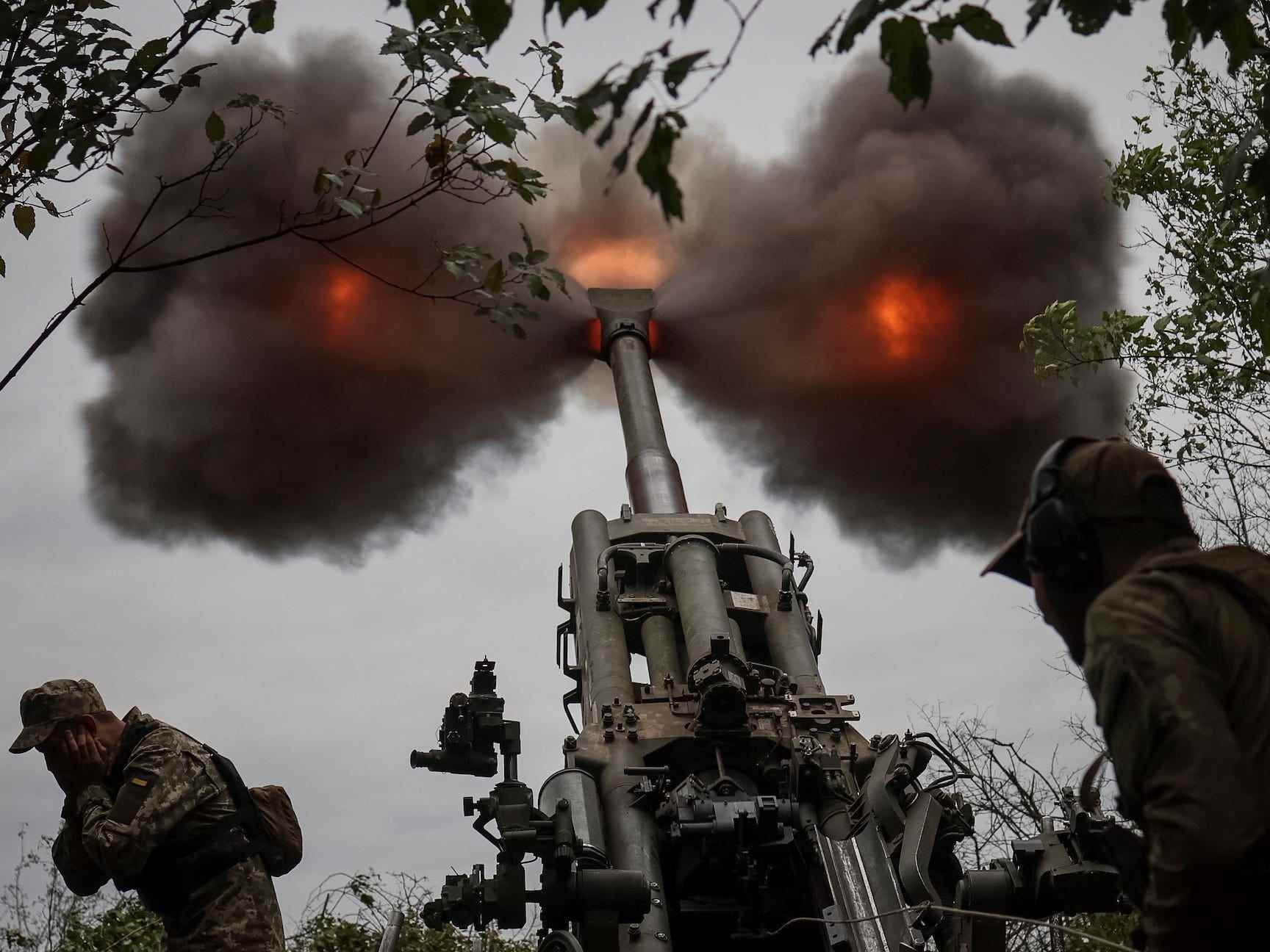 Ukrainische Truppen feuern Haubitze M777 ab