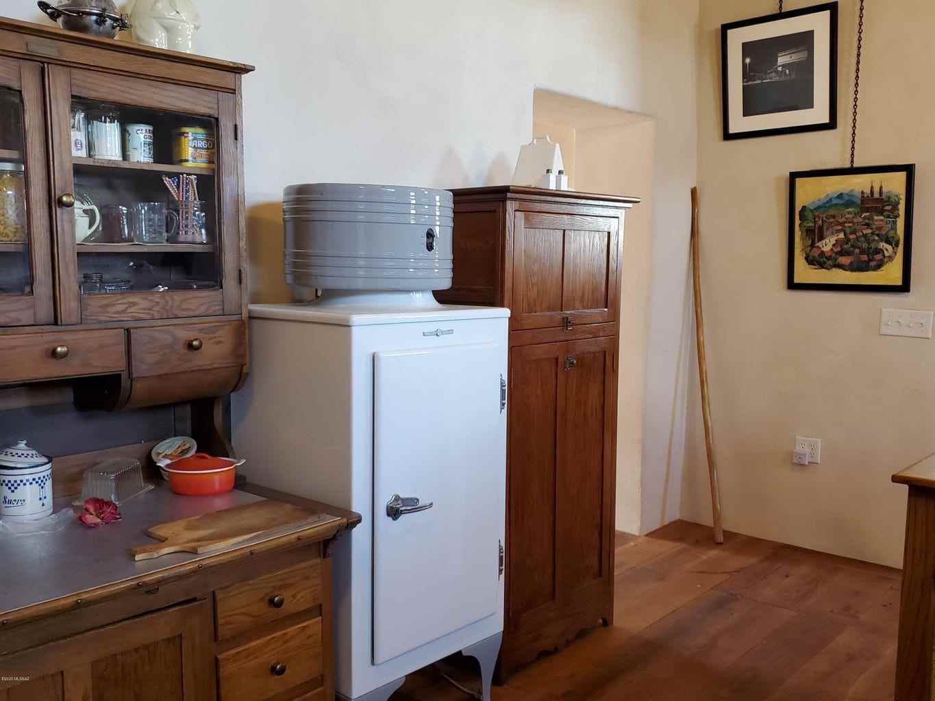 In der Küche befindet sich ein funktionierender antiker Kühlschrank.