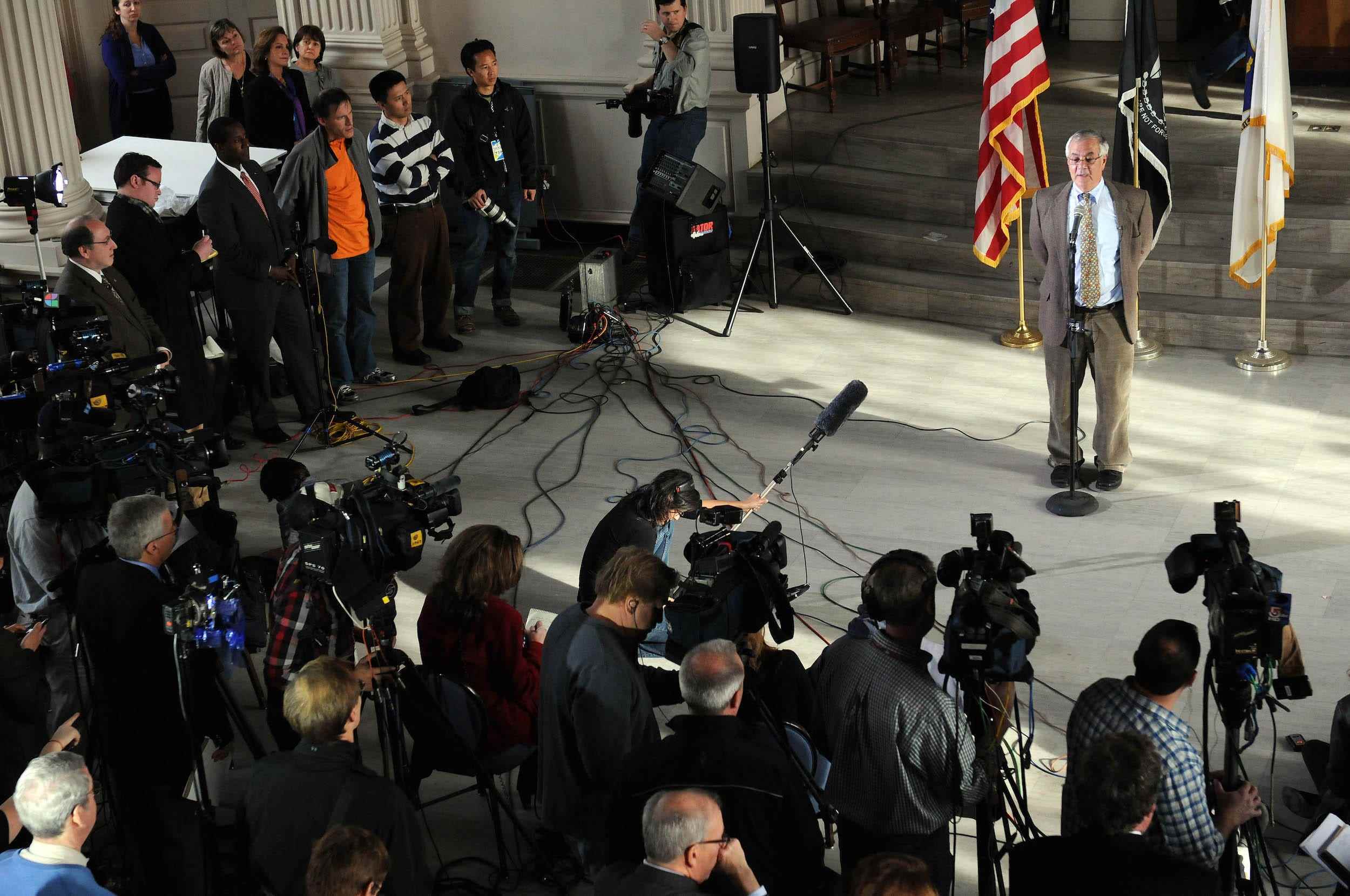 US-Abgeordneter Barney Frank (D-MA) gibt bekannt, dass er am 28. November 2011 in der Newton City Hall in Newton, Massachusetts, nicht zur Wiederwahl antreten wird.