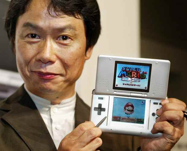 Nintendos Star-Spieleschöpfer Shigeru Miyamoto mit einer DS-Konsole vor ihrer Markteinführung im Jahr 2004.