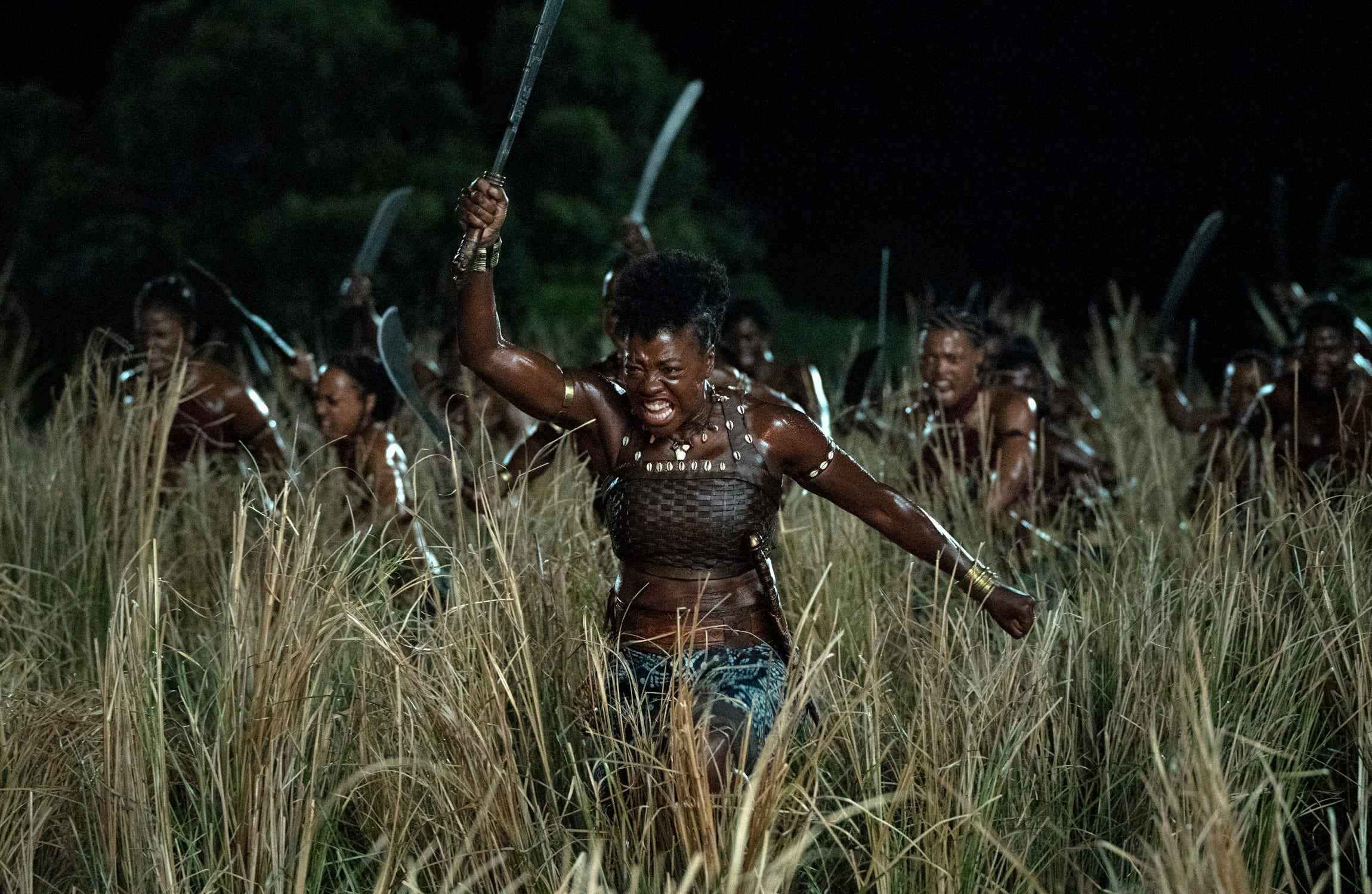 Viola Davis rennt mit einem Schwert in der Hand durch hohes Gras