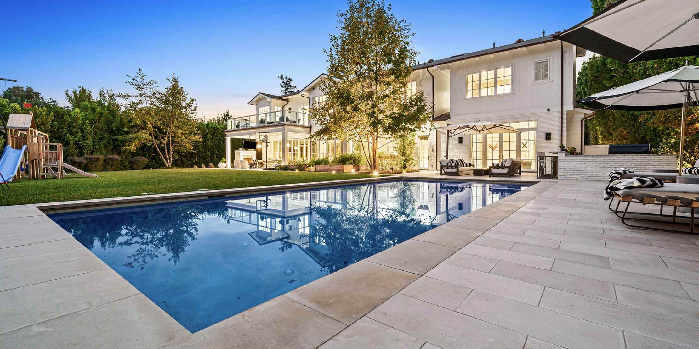 Blauer Pool im Hinterhof von Russell Westbrooks Villa in Los Angeles.