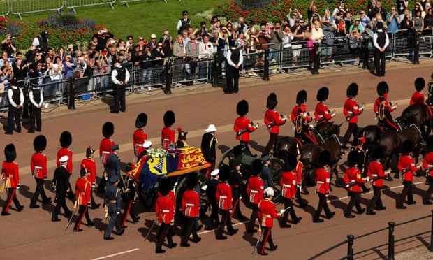 Der Sarg der Königin, gezogen von einer Lafette der King's Troop Royal Horse Artillery, bewegt sich während der Prozession entlang der Mall zum Palace of Westminster, London