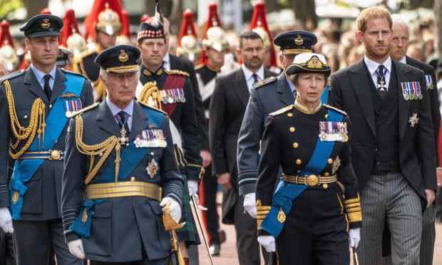 König Charles und Prinzessin Anne, vorne, mit dem Prinzen von Wales und Prinz Harry dahinter, während der Prozession auf der Mall in London