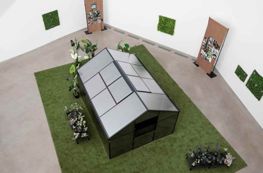 Kandis Williams' A Field: Auf einem Teppich aus Kunstrasen steht ein Schuppen
