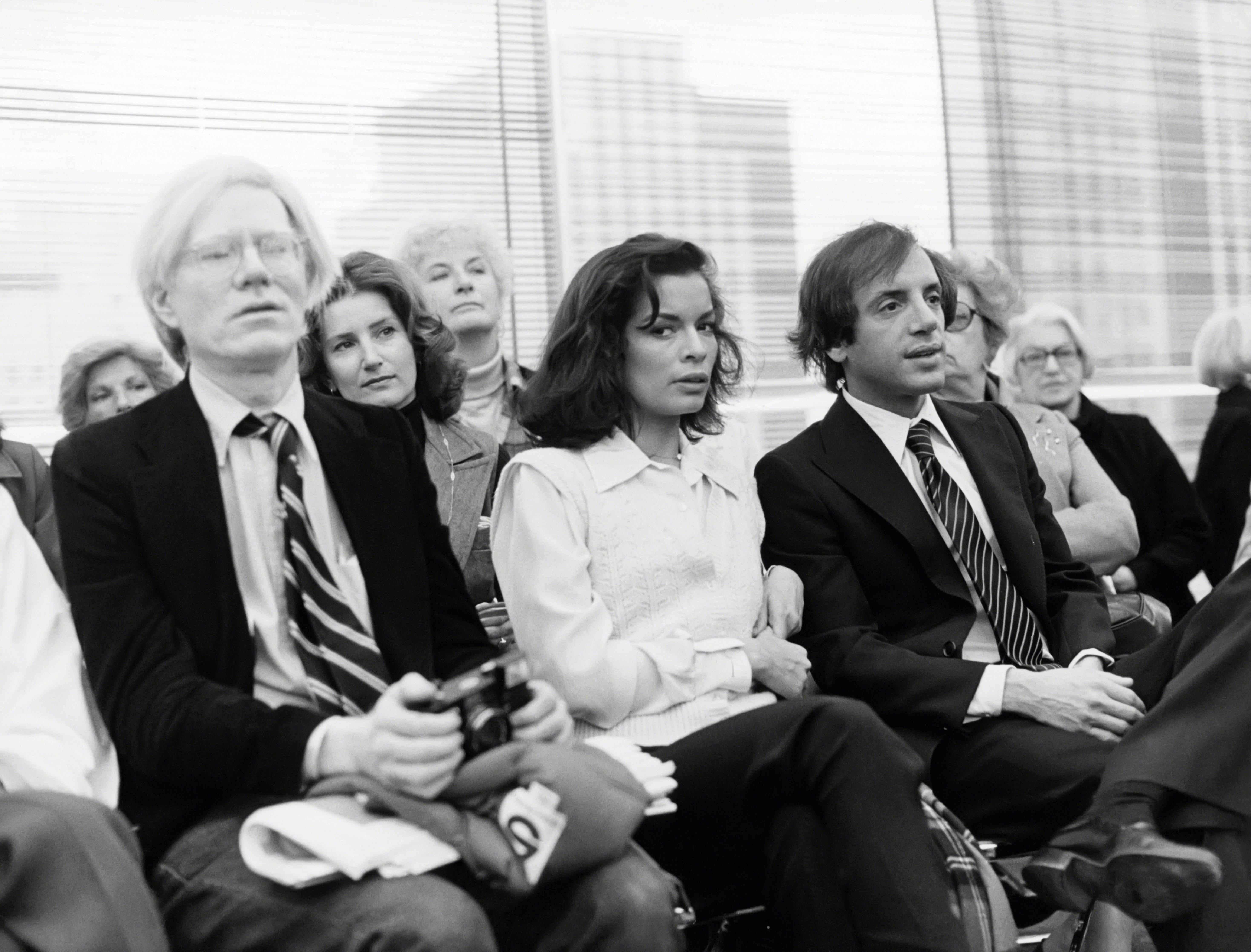 Andy Warhol, Bianca Jagger und Steve Rubell bei einer Halston-Show