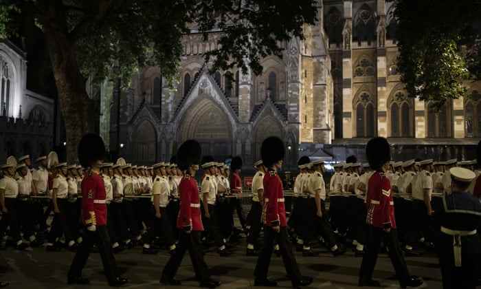 Wachen und Soldaten der Royal Navy nehmen an einer Probe für den Trauerzug von Queen Elizabeth II in London teil.  Die Königin wird vor ihrer Beerdigung am Montag vier volle Tage in der Westminster Hall ruhen.