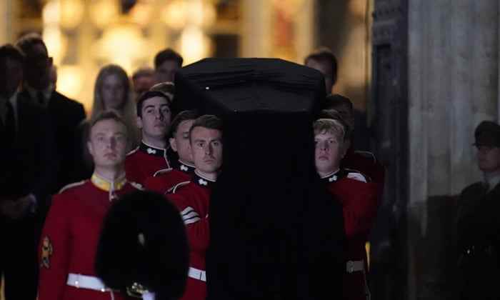 Eine Probe am frühen Morgen für die Beerdigung von Queen Elizabeth II in London, vor ihrer Beerdigung am Montag. 