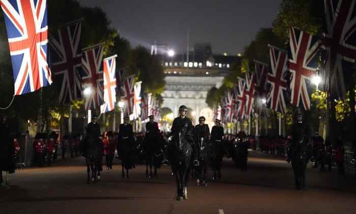 Eine Probe am frühen Morgen für die Beerdigung von Queen Elizabeth II in London, vor ihrer Beerdigung am Montag.