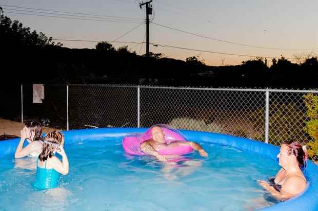 Eine Familie aus Joshua Tree und Yucca Valley spielt im Pool.