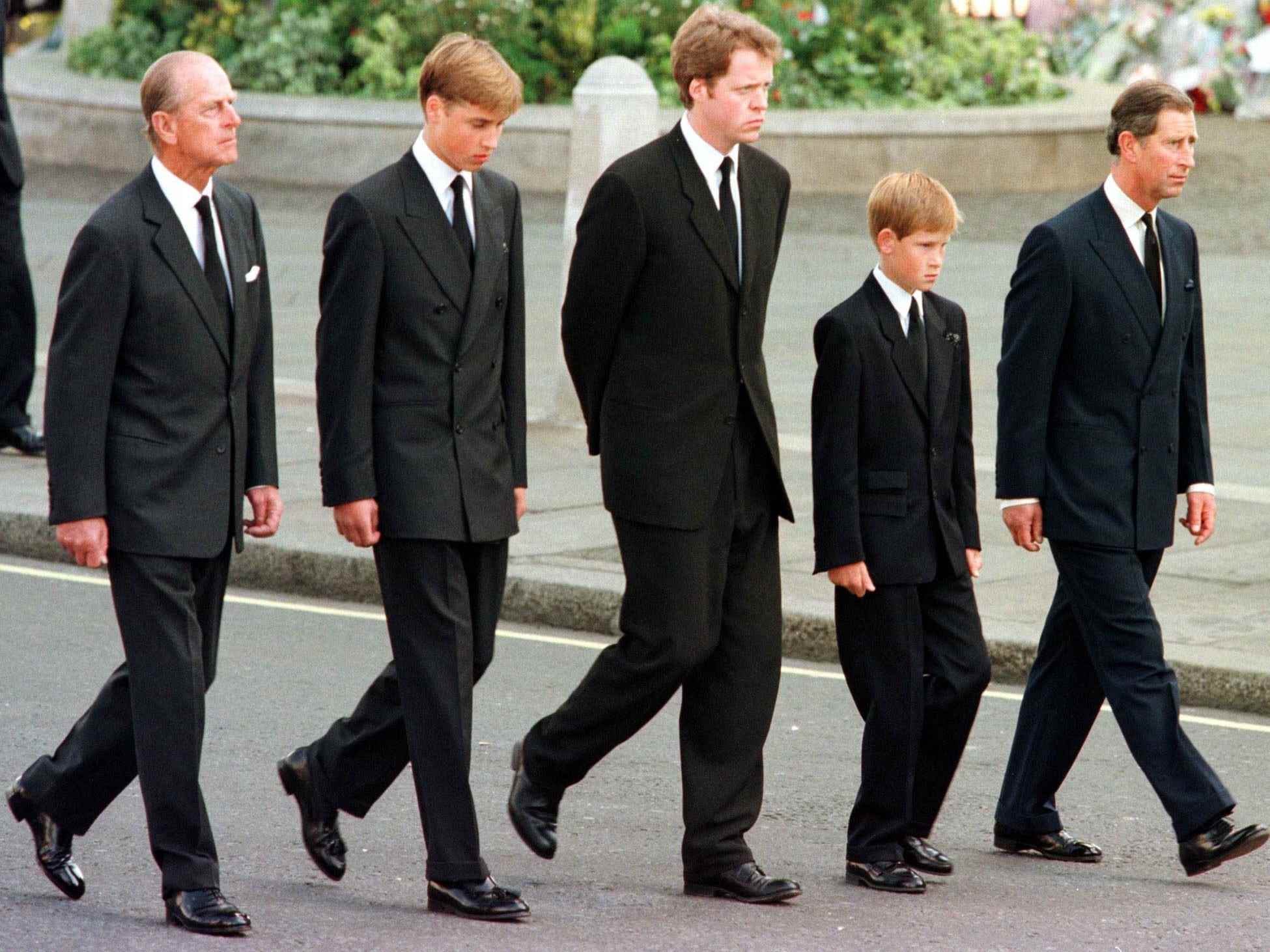 Der Herzog von Edinburgh, Prinz William, Earl Spencer, Prinz Harry und Prinz Charles gehen während der Trauerfeier für Diana, Prinzessin von Wales, vor die Westminster Abbey.