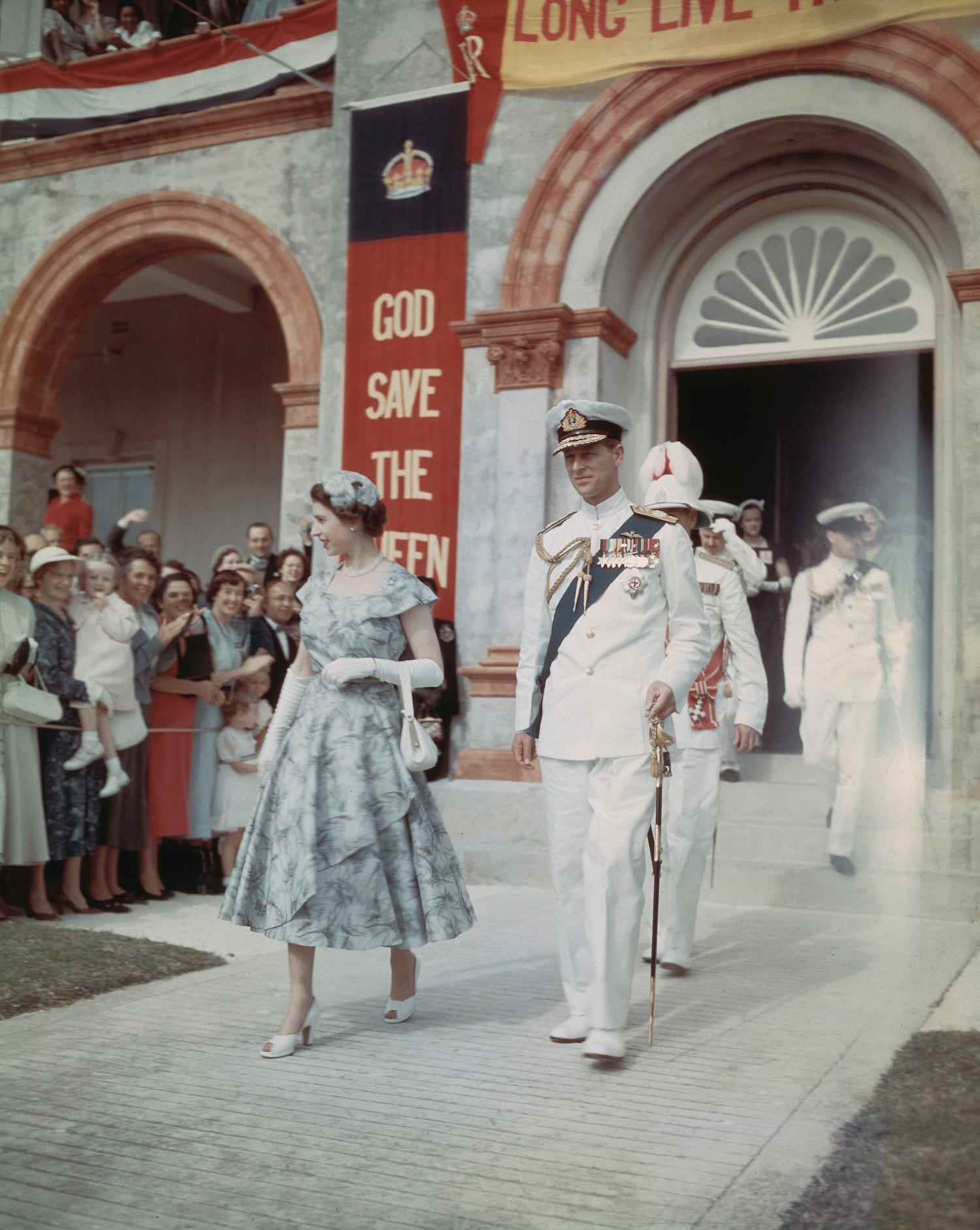 Königin Elizabeth II. und Prinz Philip, Herzog von Edinburgh, verlassen das House of Assembly in Hamilton, Bermuda, während einer sechsmonatigen Reise durch die Commonwealth-Staaten im November 1953.