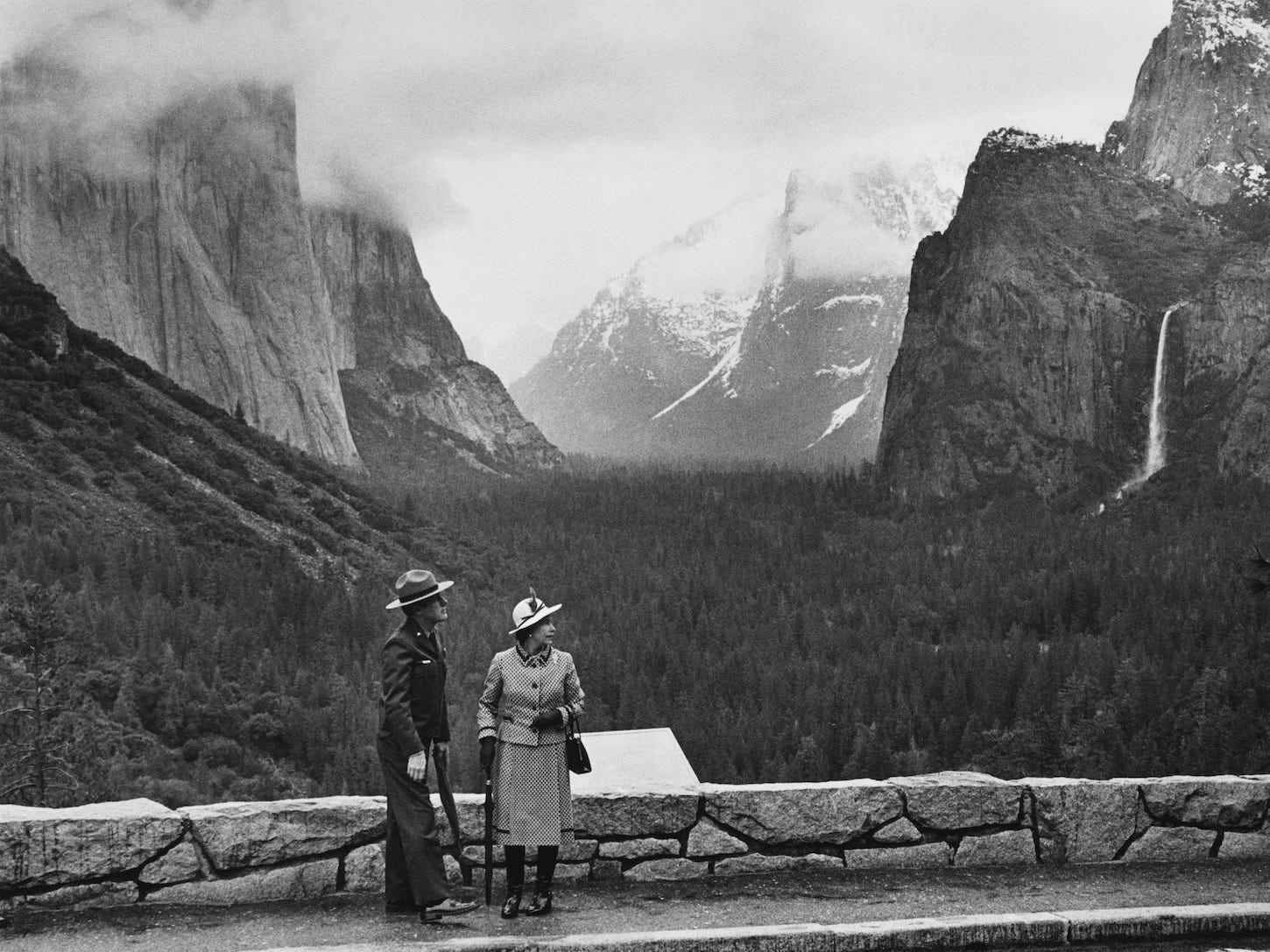 Englands Königin Elizabeth posiert während ihrer Tour 1982 an der Westküste in einem Yosemite Valley in Kalifornien.