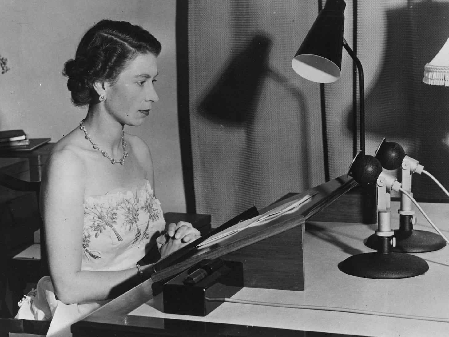 Königin Elizabeth II. macht während einer königlichen Tour durch Australasien im Jahr 1953 eine Radiosendung aus Auckland, Neuseeland.