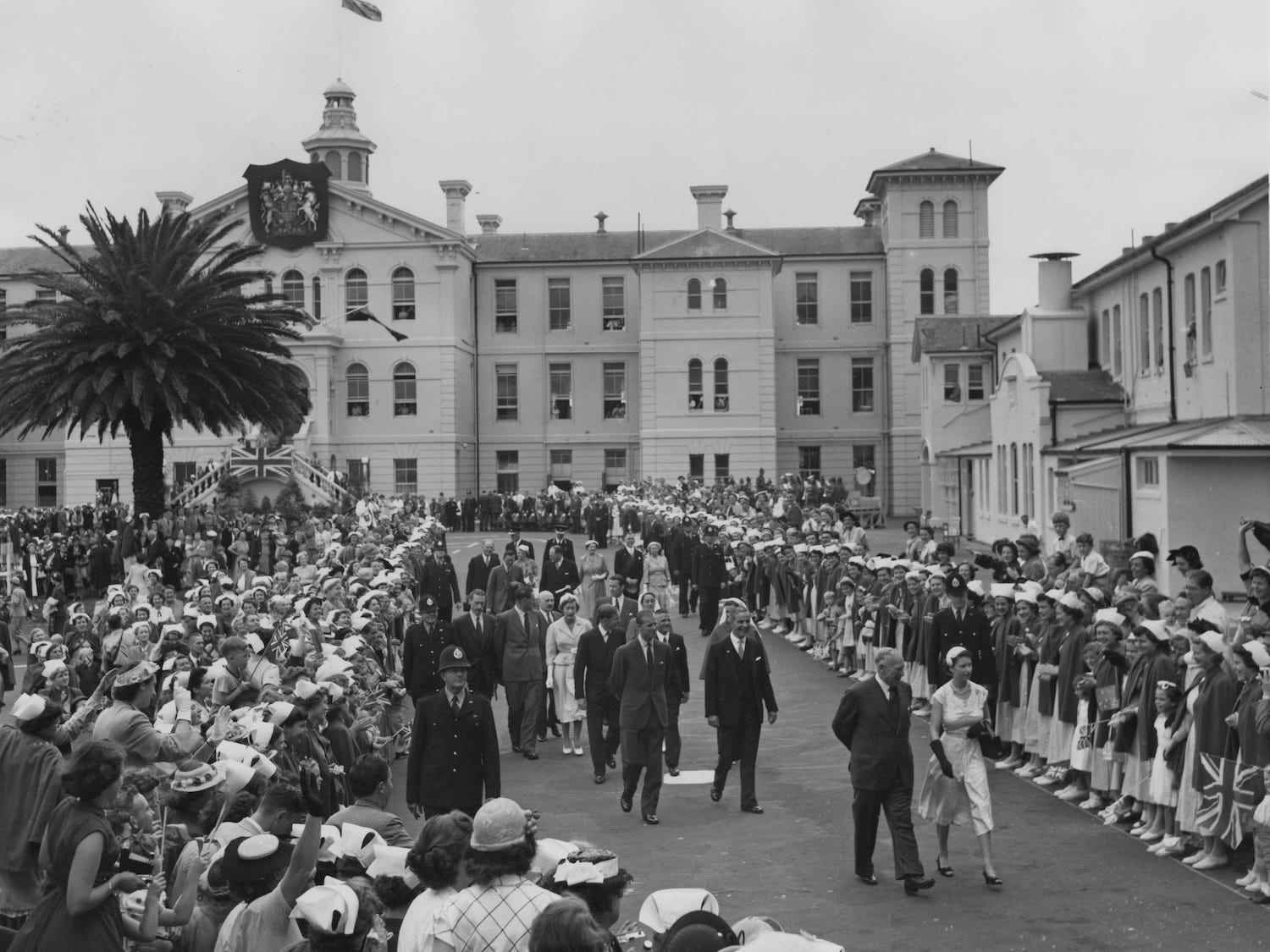 Königin Elizabeth II. und Prinz Philip werden während der Krönungswelttournee am 24. Dezember 1953 im Auckland Hospital in Auckland, Neuseeland, begrüßt.
