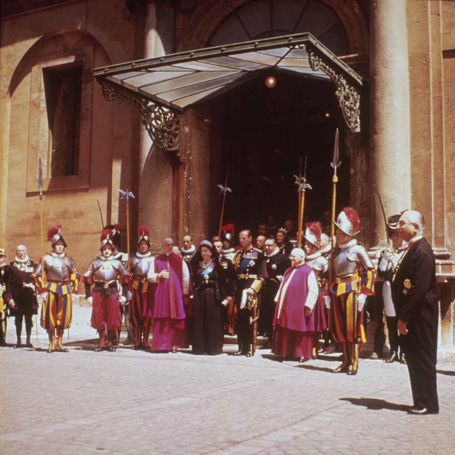Königin Elizabeth II. und Prinz Philip verlassen den Vatikan nach einem Besuch beim Papst im Jahr 1961.
