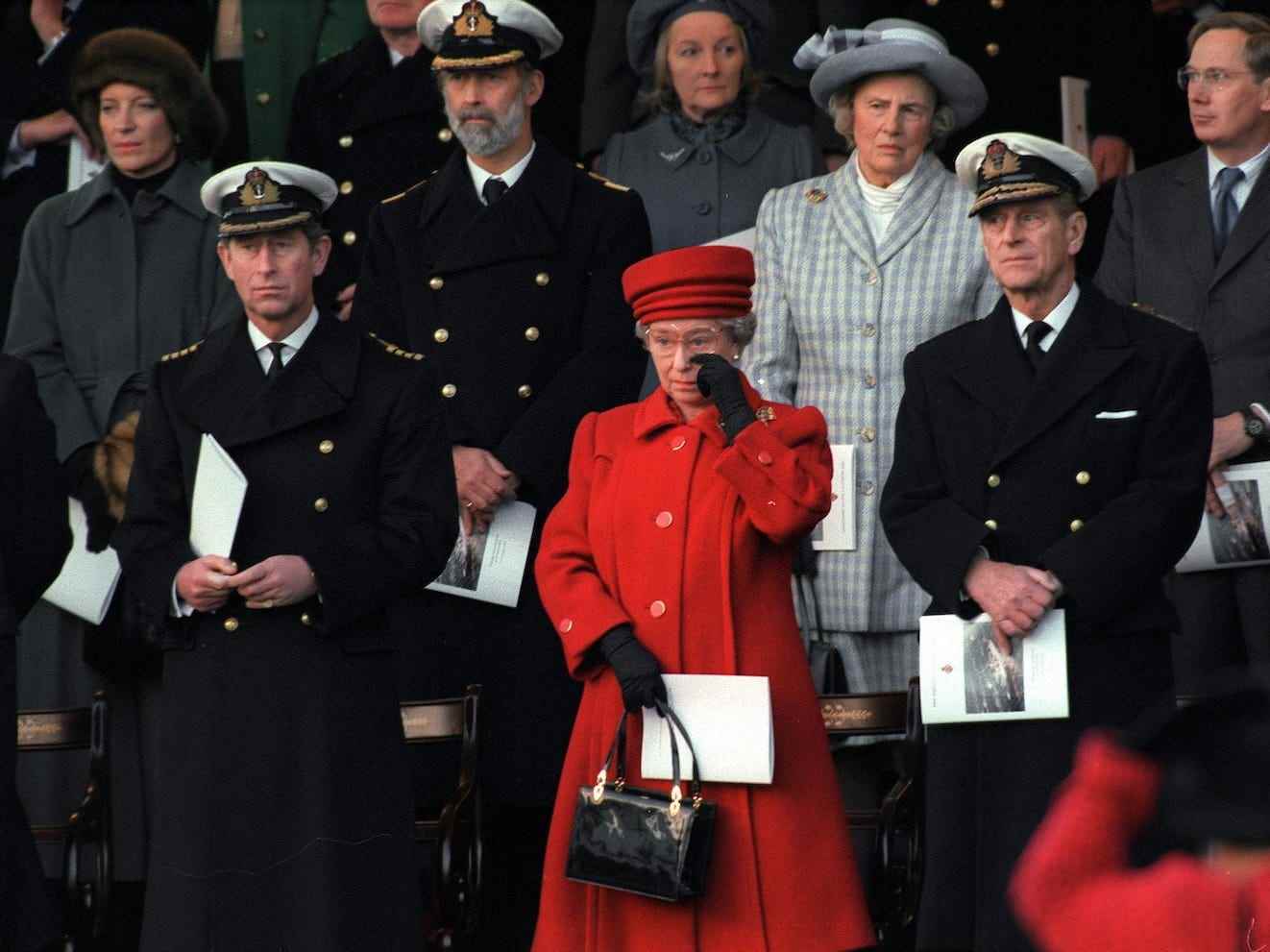 Die Queen wischt sich bei der Stilllegungszeremonie der Hmy Britannia eine Träne ab.