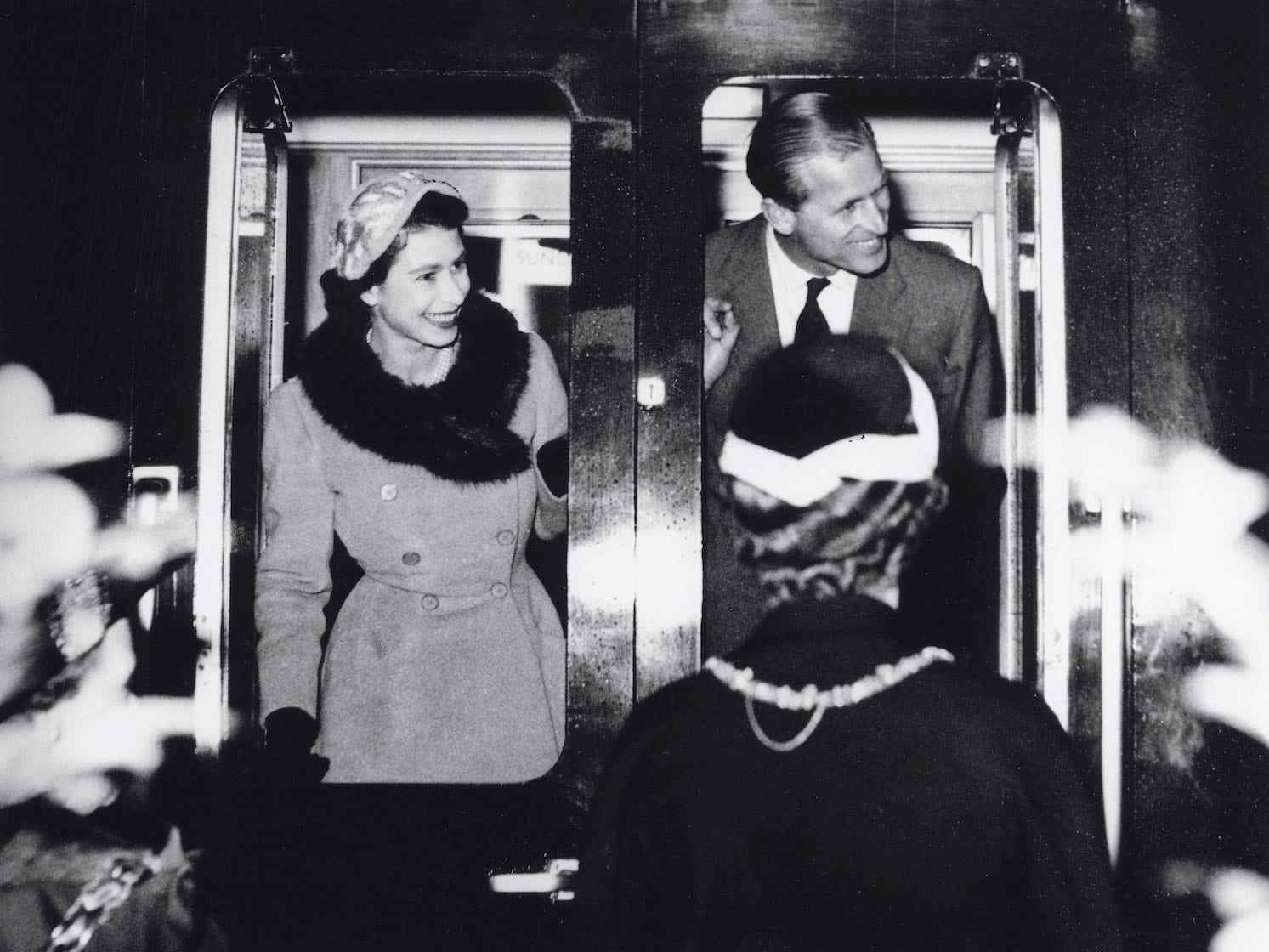 Die Königin und der Herzog von Edinburgh verabschieden sich von den Zuschauern, als der Royal Train am 29. Oktober 1954 vom Bahnhof Sunderland in Großbritannien abfährt.