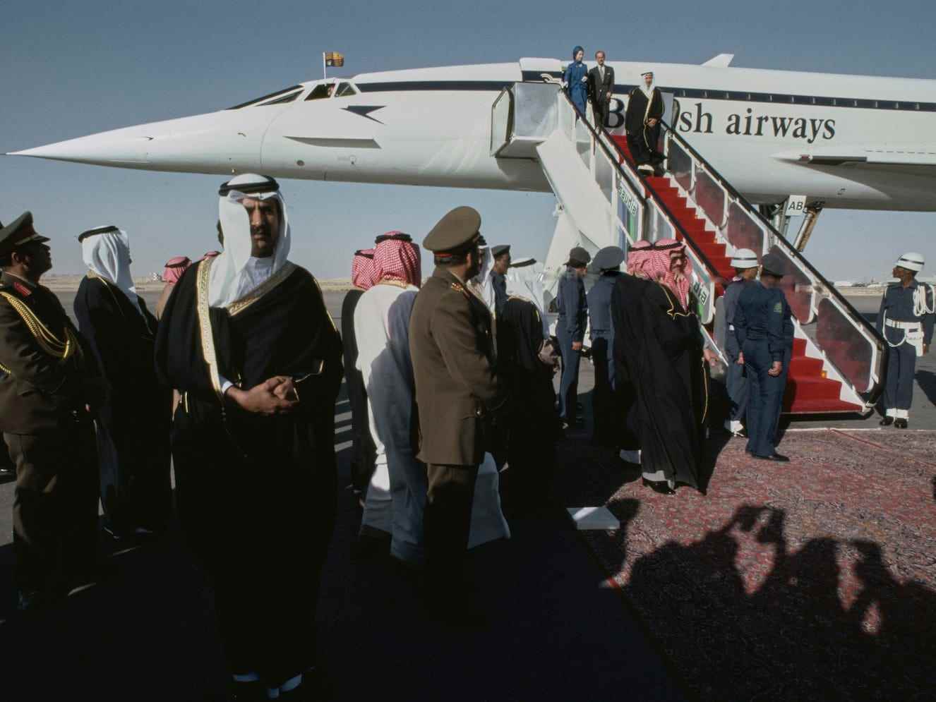 Die britische königliche Königin Elizabeth II. und Prinz Philip, Herzog von Edinburgh, steigen am 17. Februar 1979 die Stufen der Concorde am Flughafen Riyadh in Riad, Saudi-Arabien, hinunter.