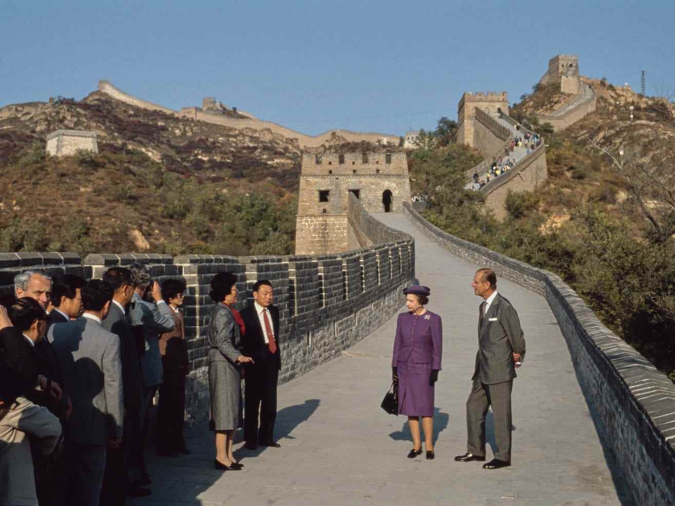 Königin Elizabeth II. und Prinz Philip besuchen am 14. Oktober 1986 die Chinesische Mauer.