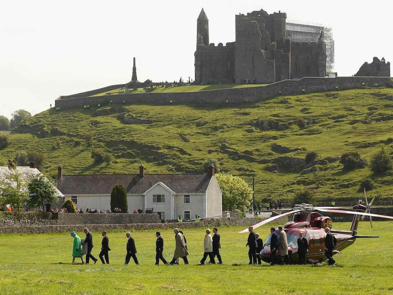 Königin Elizabeth II. landet am 20. Mai 2011 mit einem Helikopter am Rock of Cashel in Cashel, Irland.