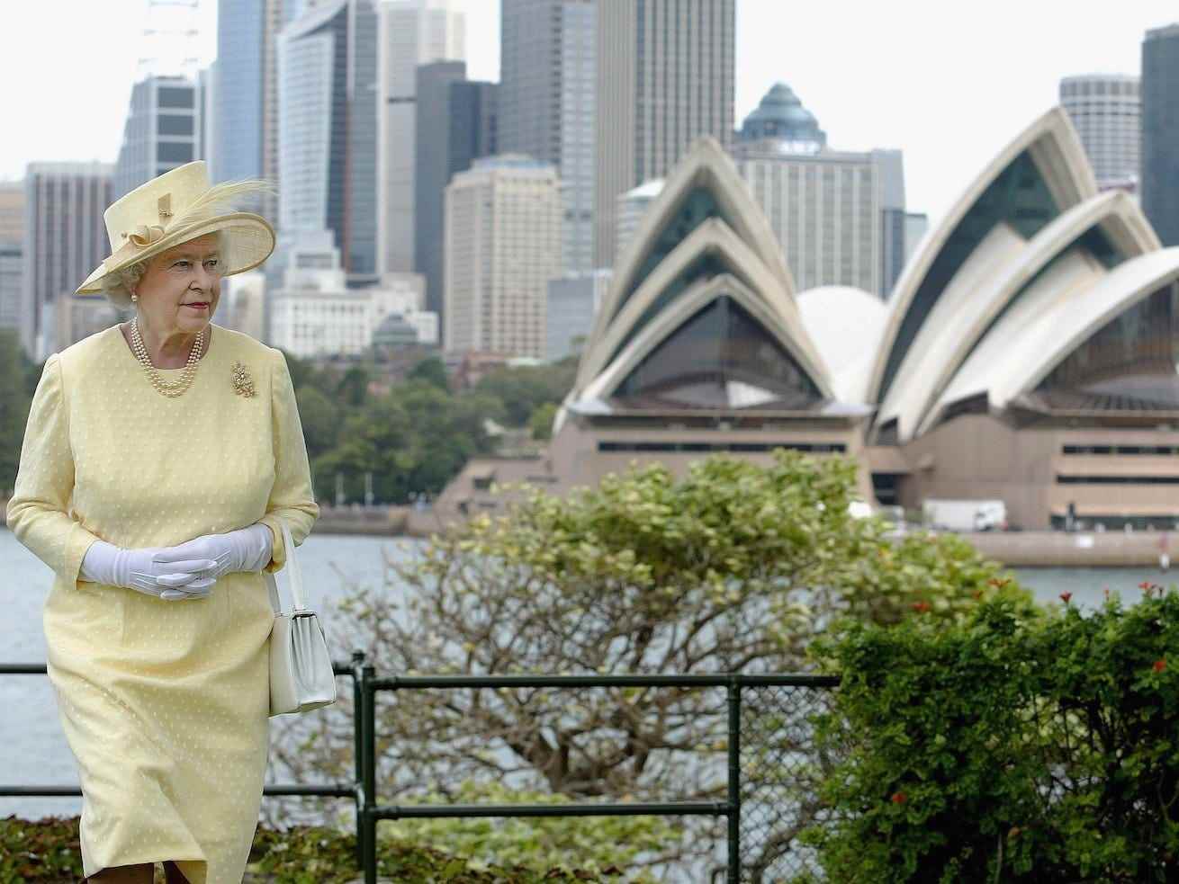 Königin Elizabeth II. besichtigt am 13. März 2006 das Gelände des Admiralty House in Sydney, Australien.