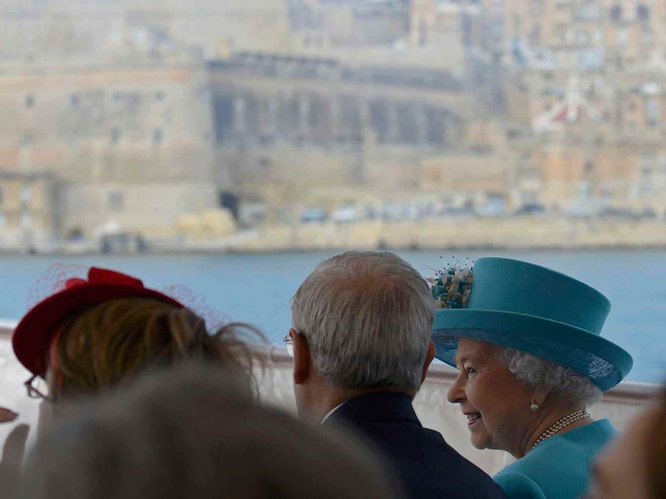 Queen Elizabeth II besichtigt am 28. November 2015 den Grand Harbour in einem traditionellen maltesischen Fischerboot in Valletta, Malta.