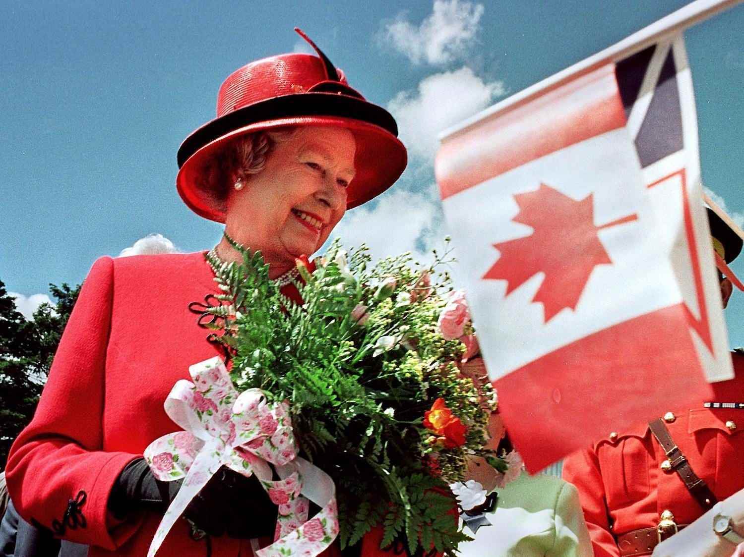 Königin Elizabeth II. lächelt, als sie am 25. Juni 1997 den Bowring Park in St. John's, Neufundland, besucht.
