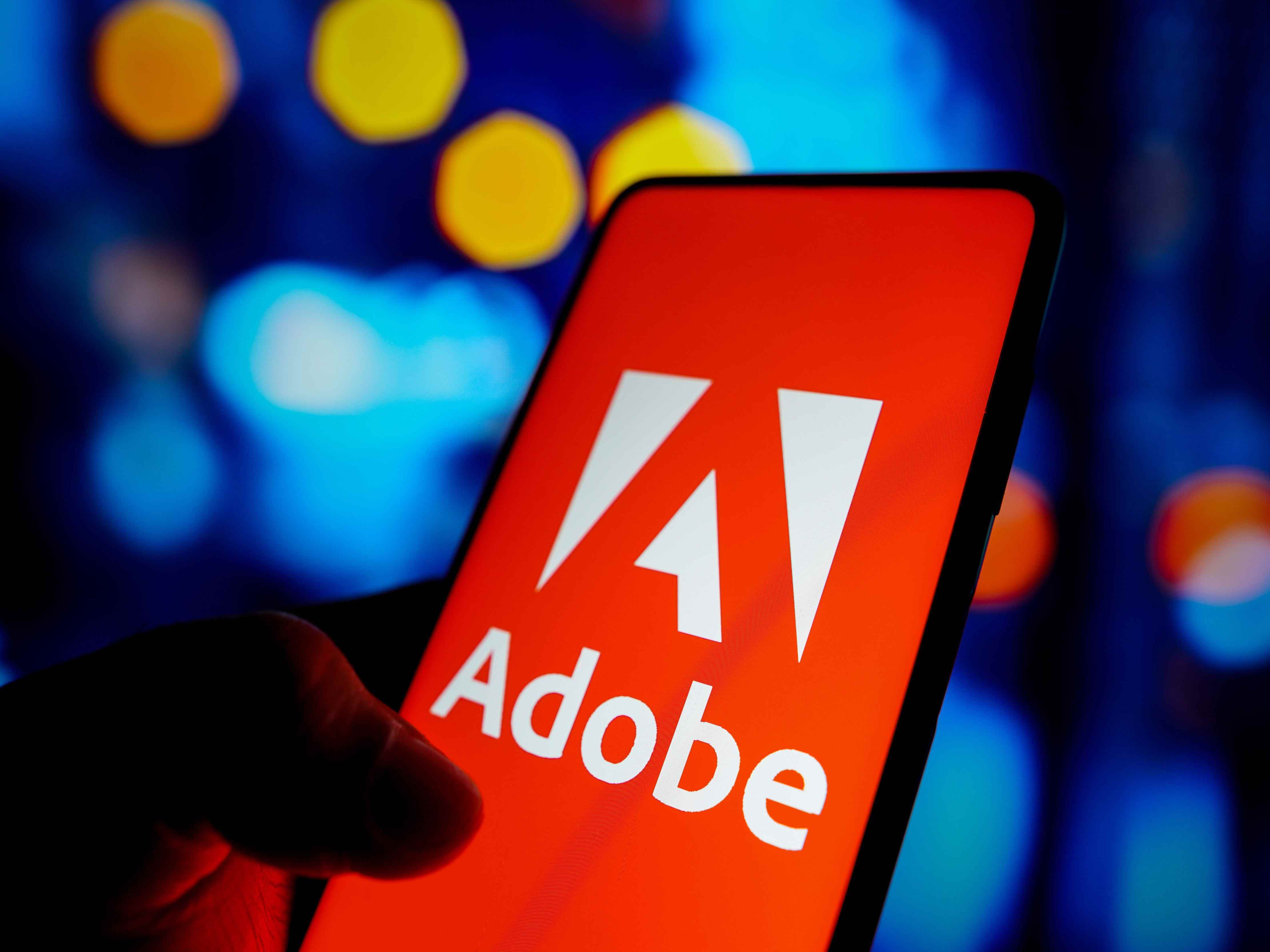In dieser Abbildung wird das Logo von Adobe Inc. auf einem Smartphone-Bildschirm angezeigt.