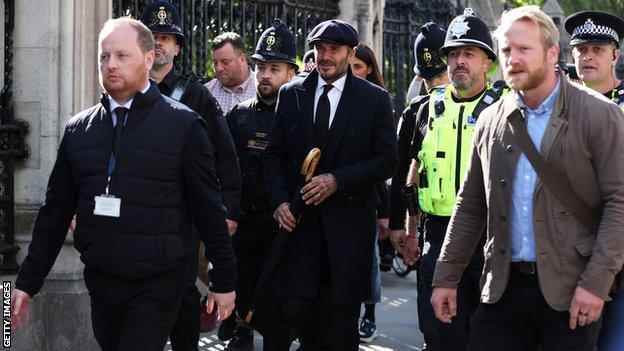 David Beckham verlässt die Westminster Hall, nachdem er der Königin seinen Respekt erwiesen hat