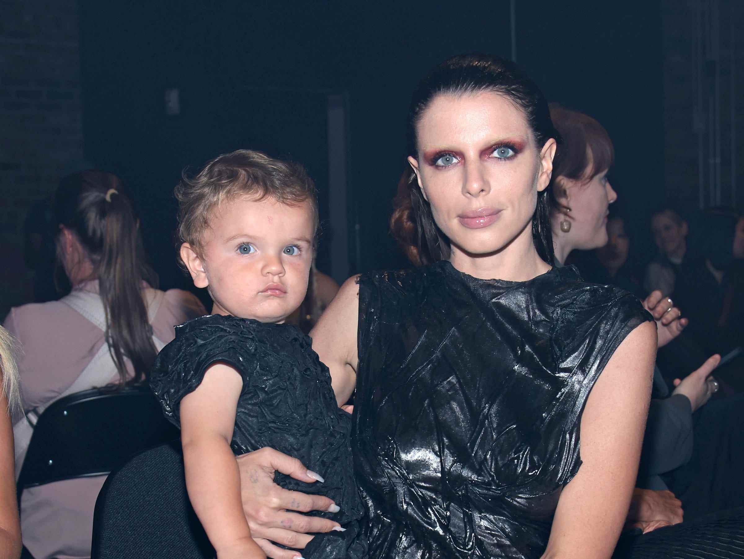 Julia Fox und ihr Sohn Valentino bei der New York Fashion Week