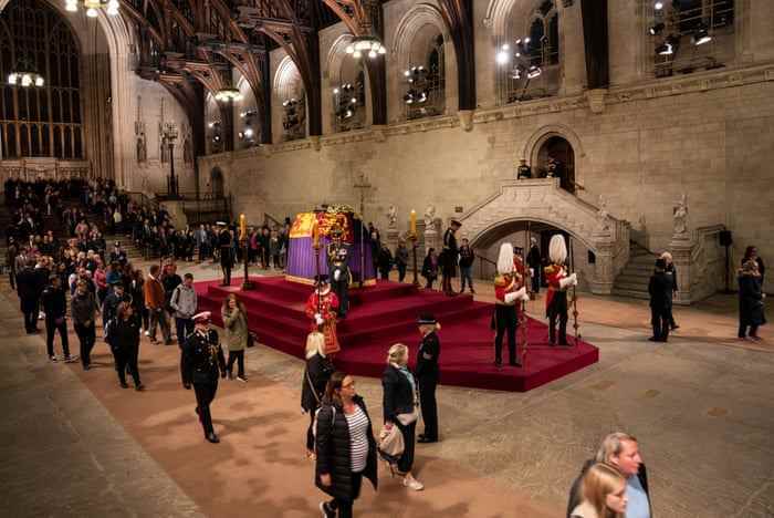 Mitglieder der öffentlichen Akte gehen um Mitternacht in der Westminster Hall am Sarg von Königin Elizabeth II. vorbei.