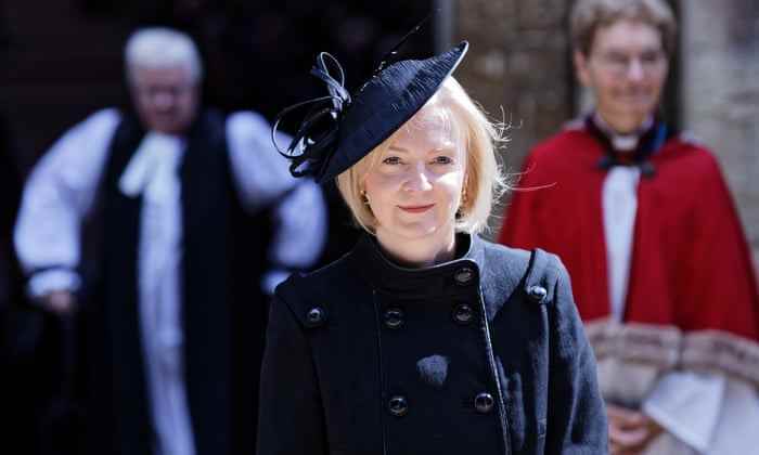 Die Premierministerin Liz Truss verlässt am Freitag die Kathedrale von Llandaff in Cardiff nach einem Gebets- und Reflexionsgottesdienst für das Leben der Königin.