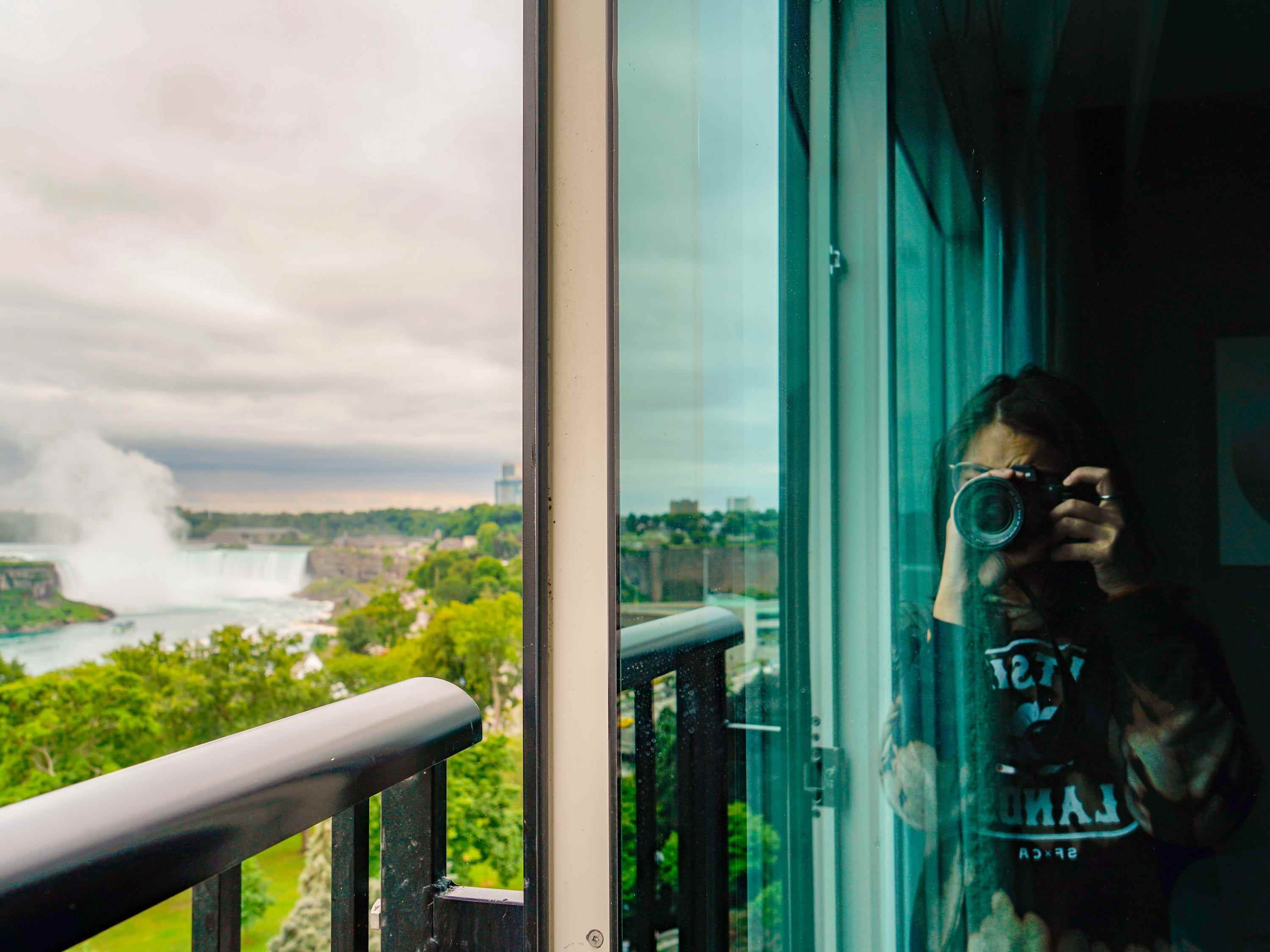 Der Autor fotografiert die Niagarafälle vom Sheraton Fallsview Hotel aus